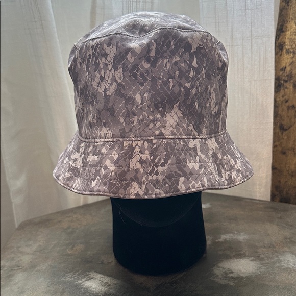 Lululemon Athletica both ways, reversible, bucket, hat, Light Purple Bucket Hat - Picture 6 of 9